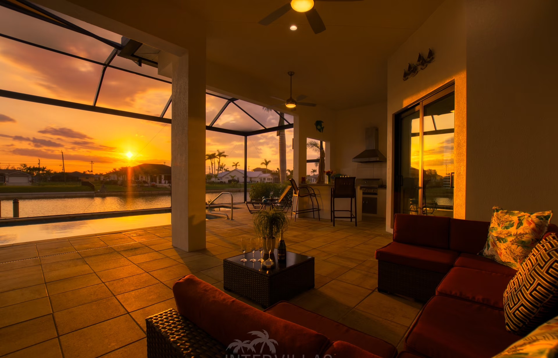 Moderner Salzwasserpool mit Outdoor-Spa am Kanal und privatem Bootsdock.