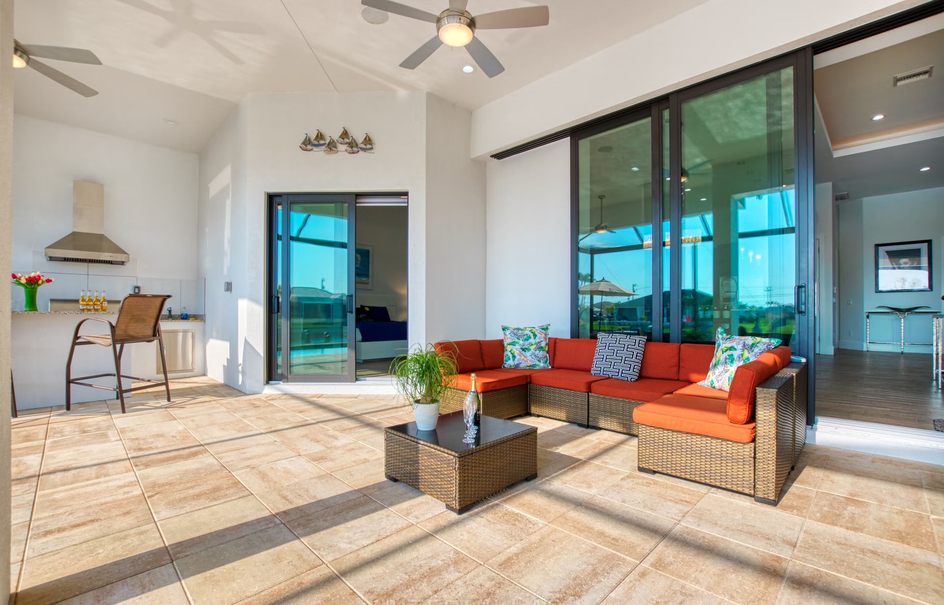 Moderne Villa am Kanal mit privatem Bootsdock, Salzwasserpool und Outdoor-Spa.