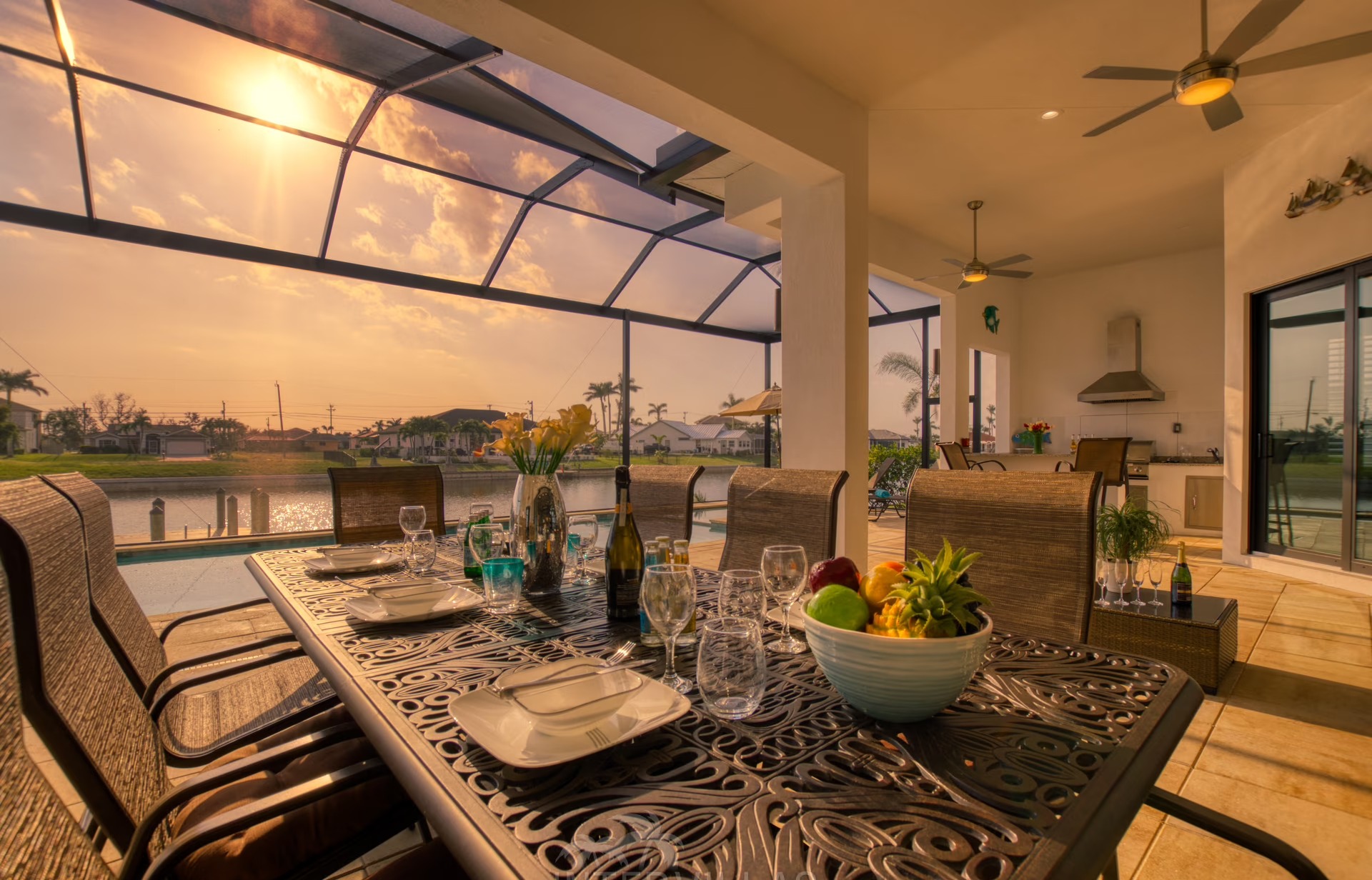 Moderner Wohnbereich mit Sofa und offener Küche.