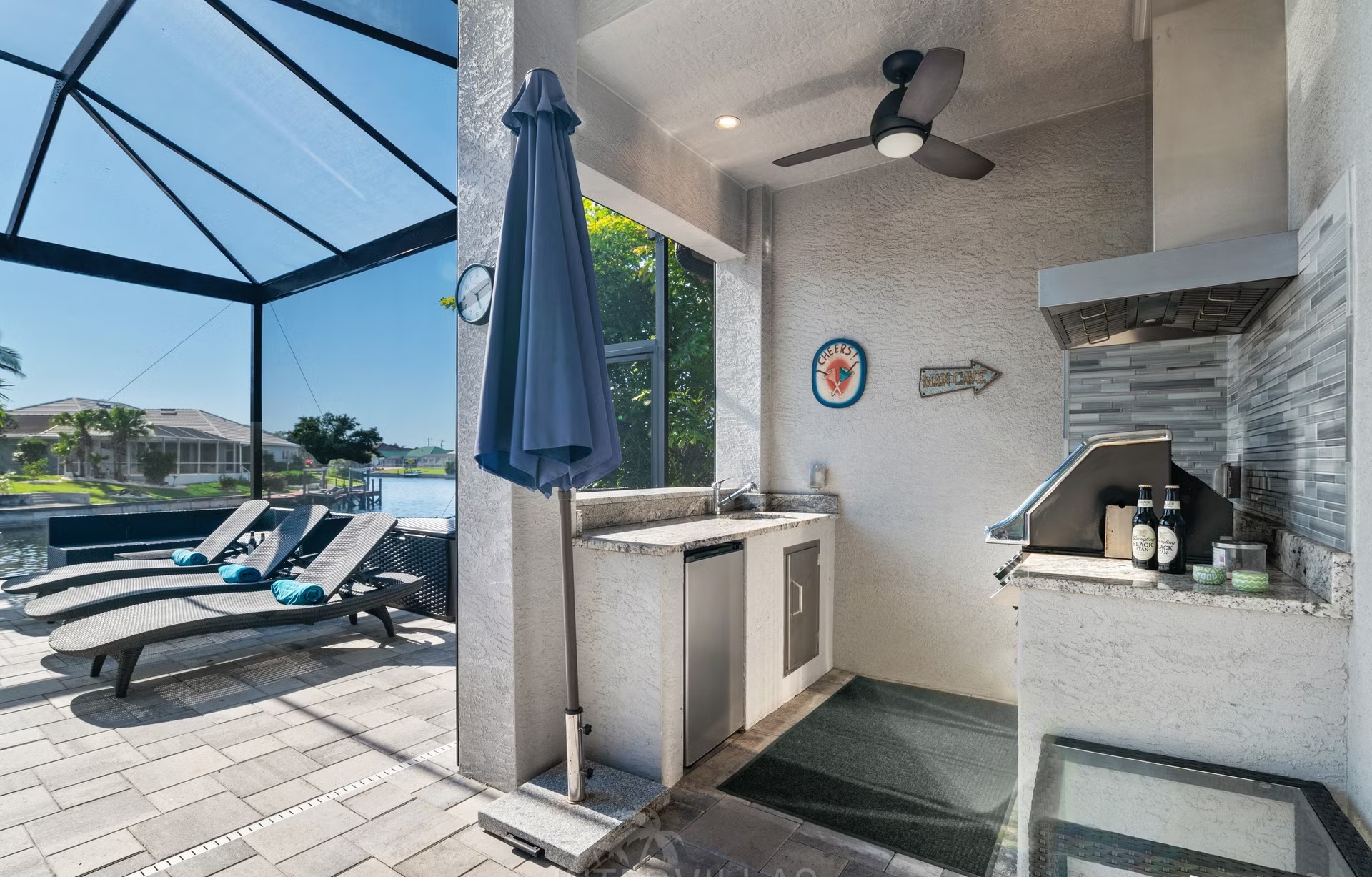 Dock am Kanal mit Tiki-Hut und Kajak.