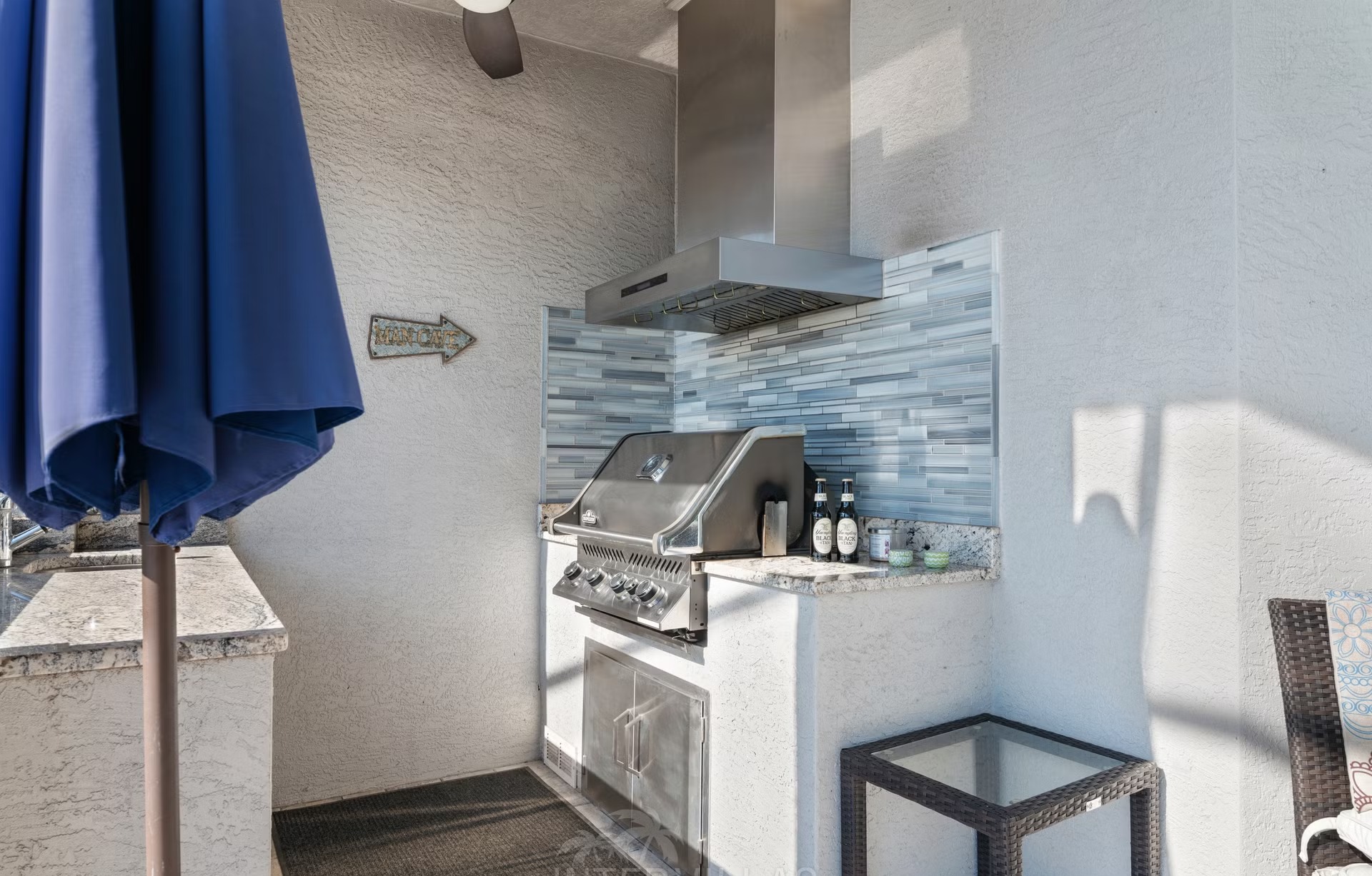 Dock mit Tiki-Hut am Kanal, Kajak am Steg.