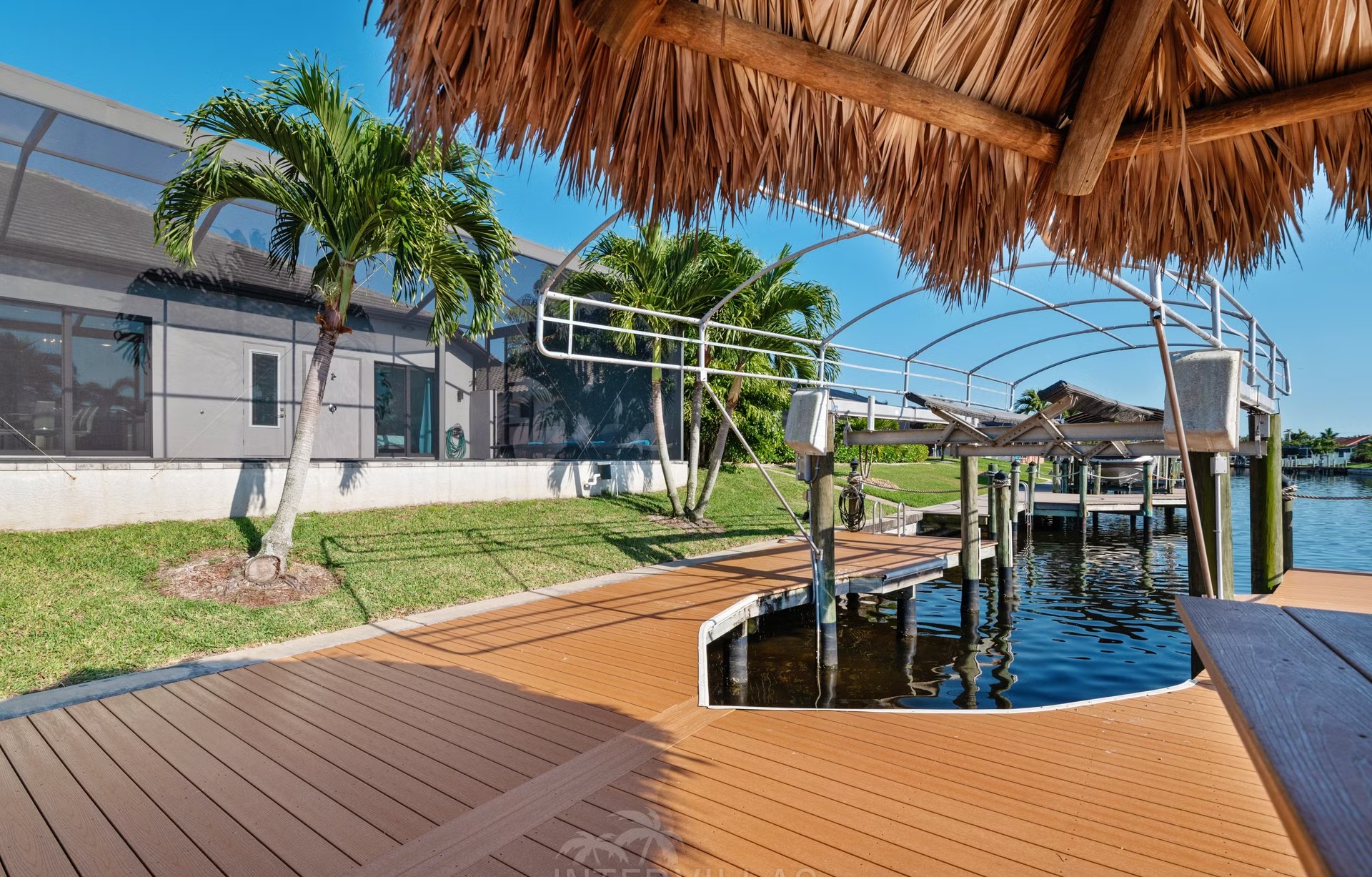 Blick auf den Kanal mit privatem Dock, Tiki-Hut und Kajak.