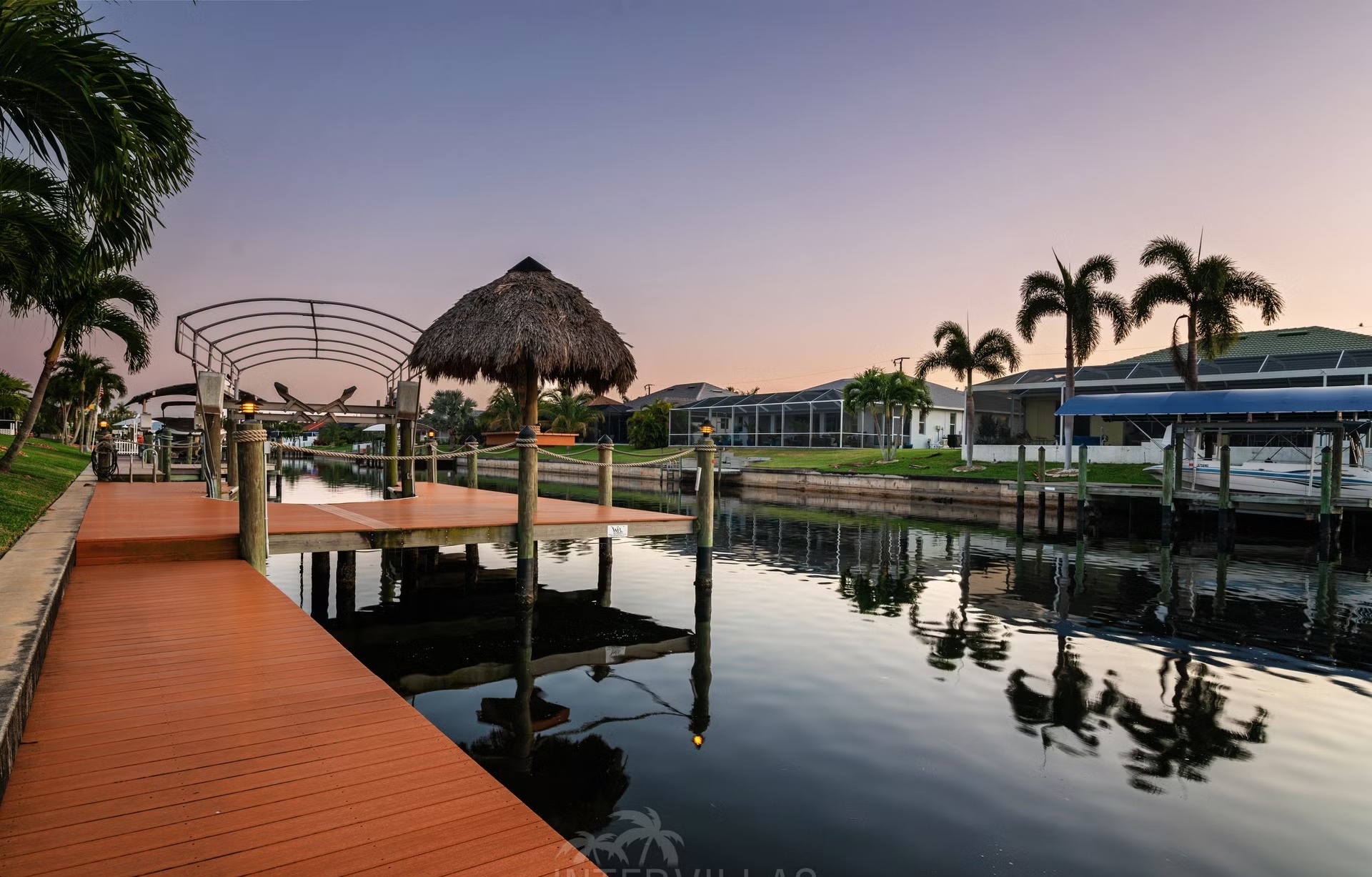 Blick auf den Kanal mit privatem Dock, Tiki-Hut und Kajak.