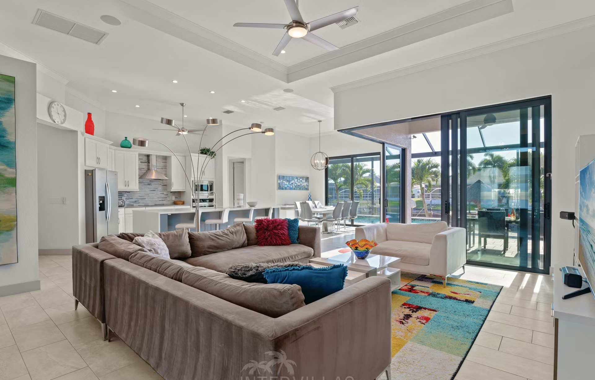 Blick auf den Kanal mit privatem Dock, Tiki-Hut und Kajak.