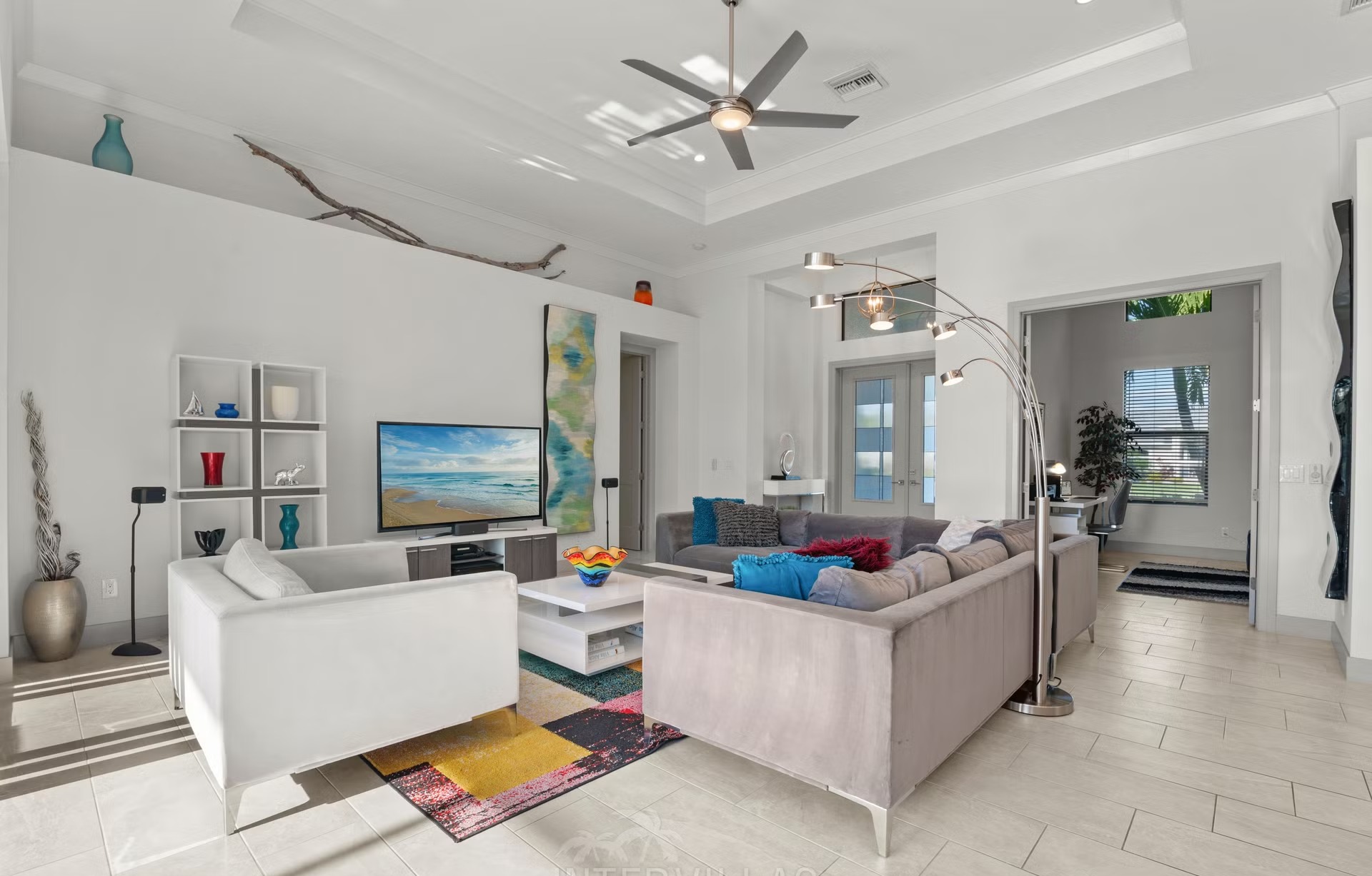 Dock mit Tiki-Hut am Kanal, daneben ein Kajak.