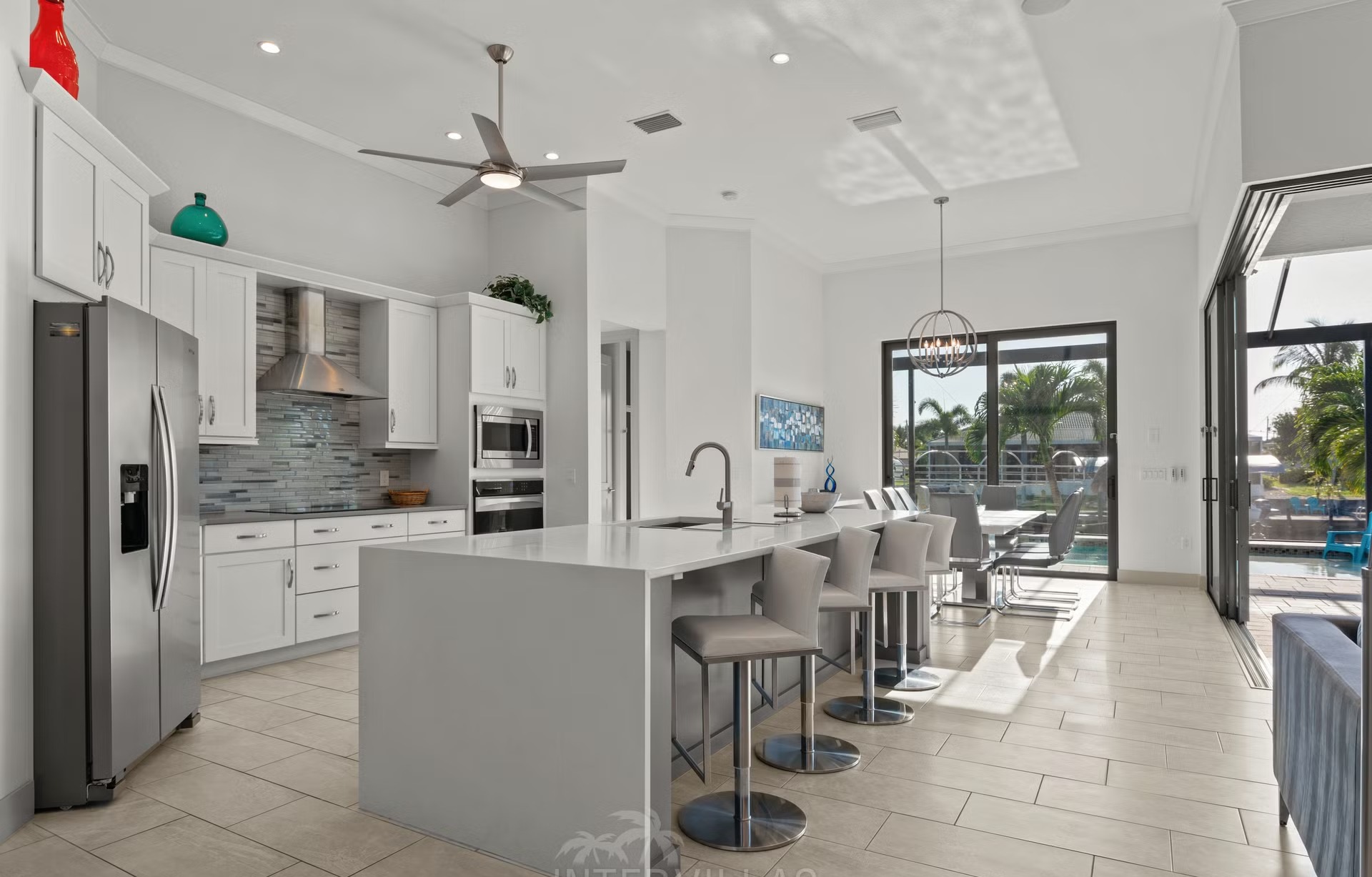 Dock am Kanal mit Tiki-Hut und Kajak.