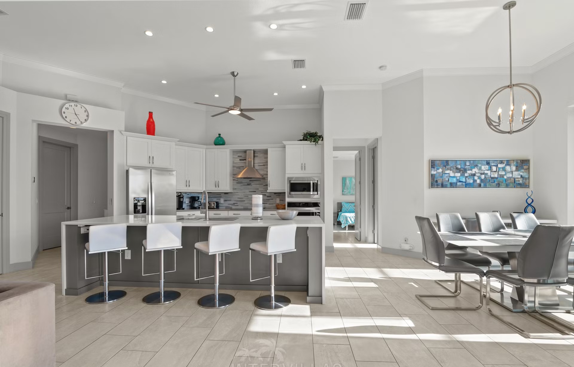 Blick auf den Kanal mit privatem Dock, Tiki-Hut und Kajak.