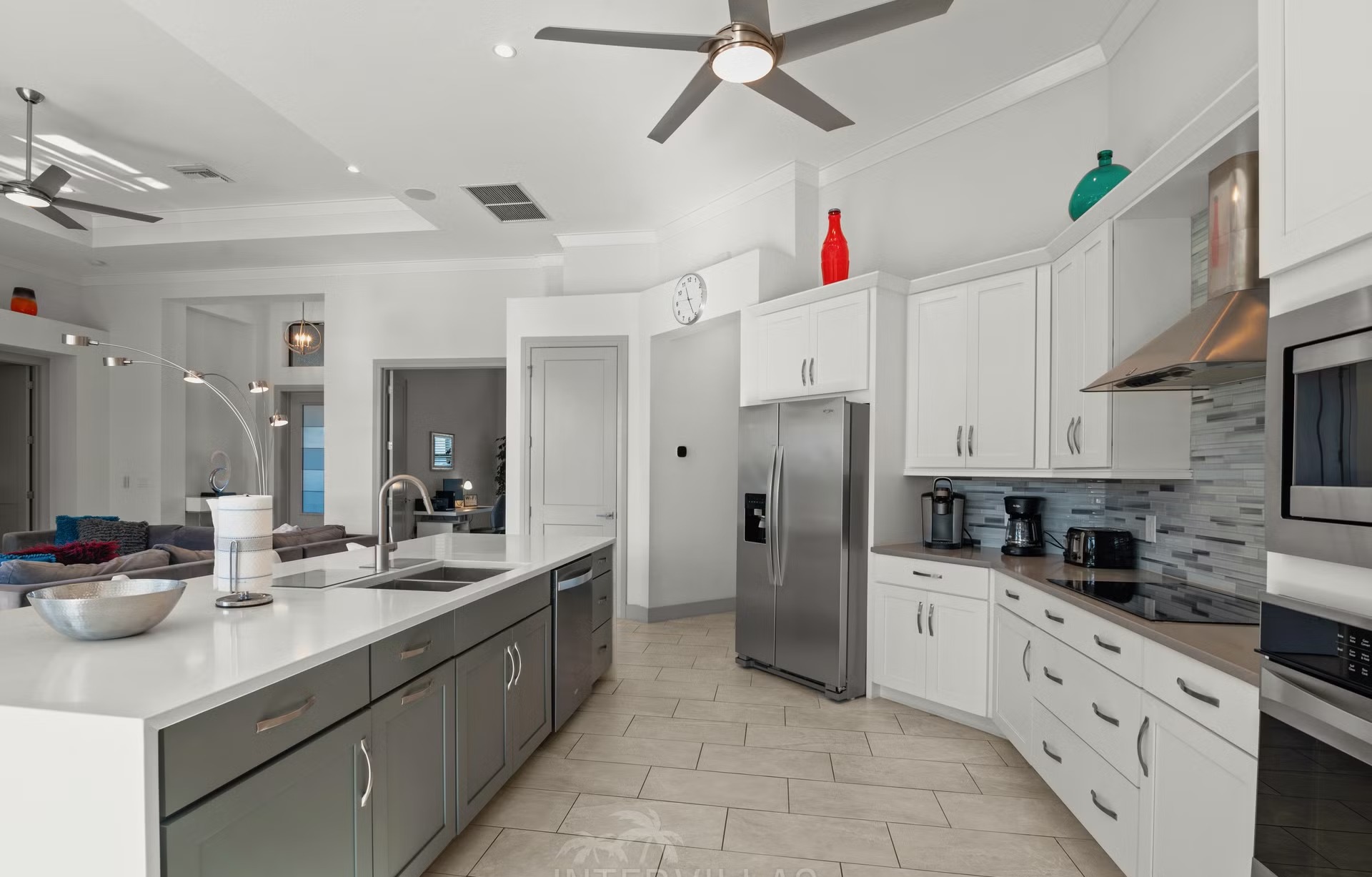 Dock mit Tiki-Hut am Kanal, Kajak am Steg.