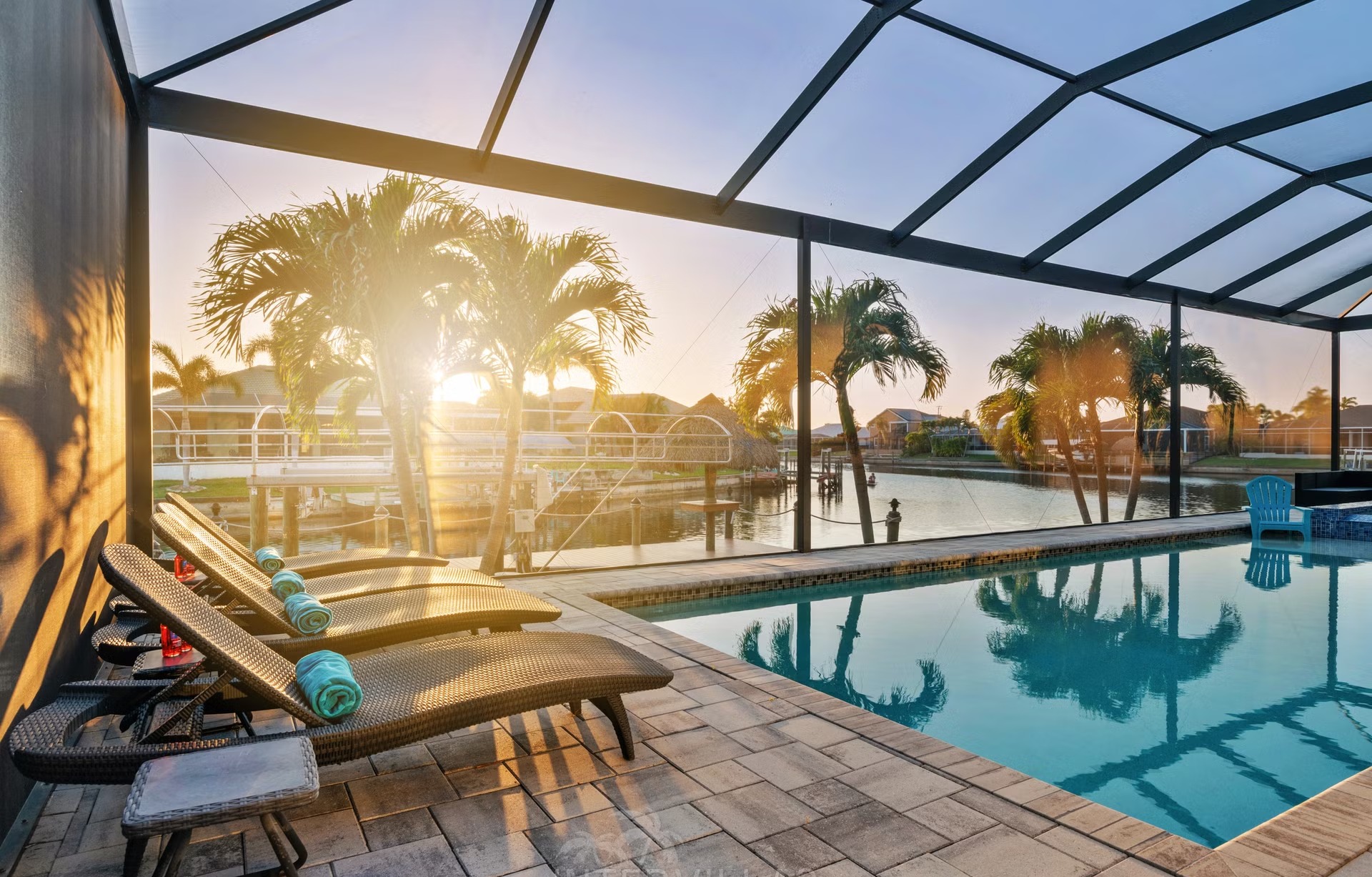 Pool- und Terrassenbereich am Kanal mit Dock und Wasserblick.