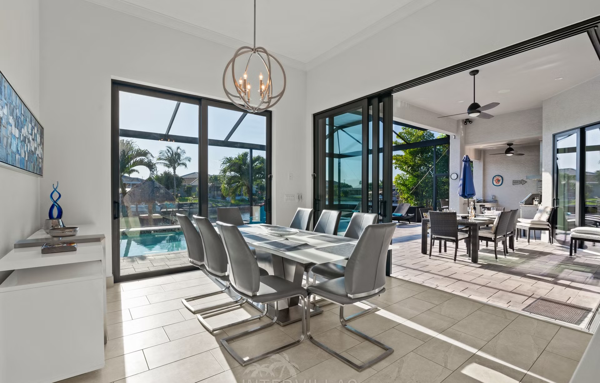 Blick auf den Kanal mit privatem Dock, Tiki-Hut und Kajak.