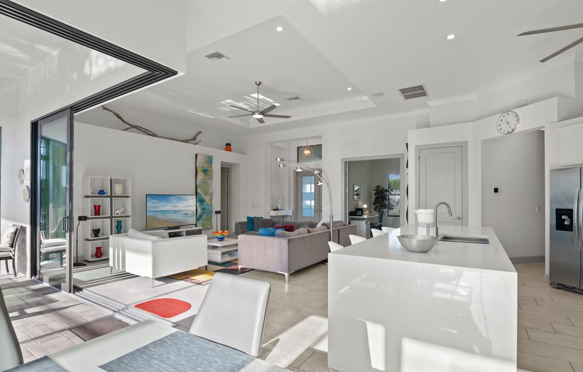 Blick auf den Kanal mit privatem Dock und Tiki-Hut.