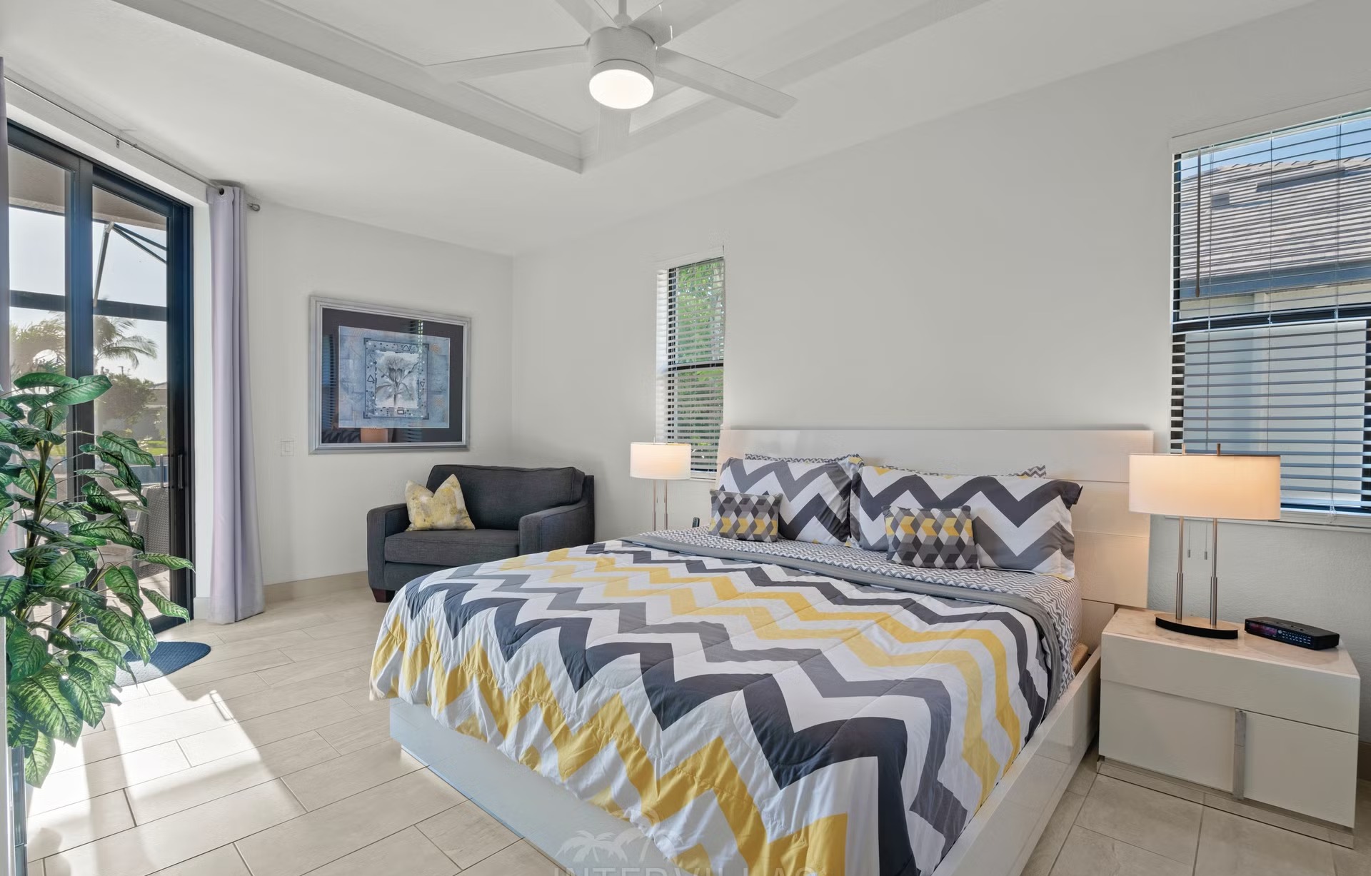 Dock mit Tiki-Hut am Kanal, daneben ein Kajak.