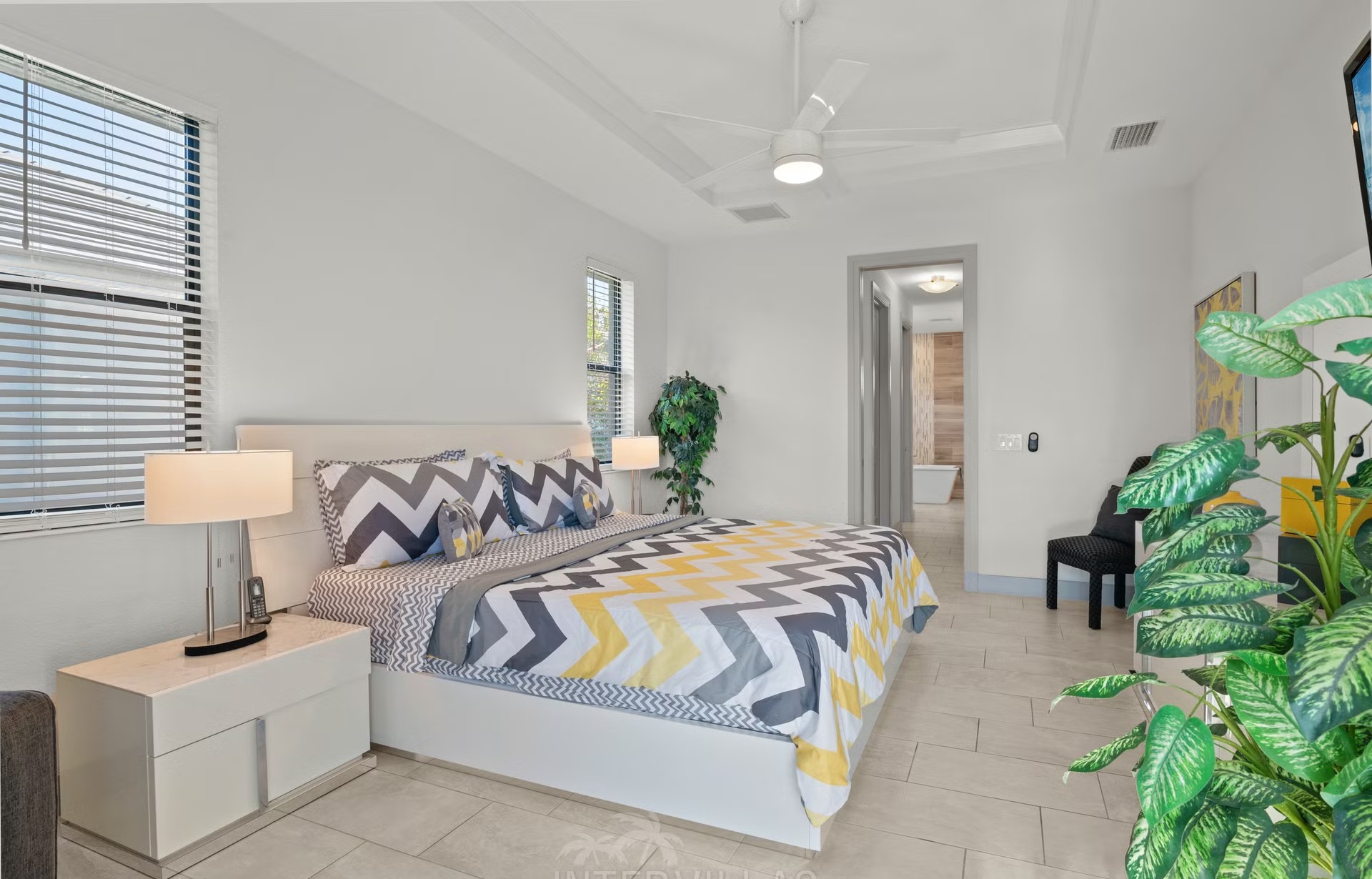 Dock am Kanal mit Tiki-Hut und Kajak.