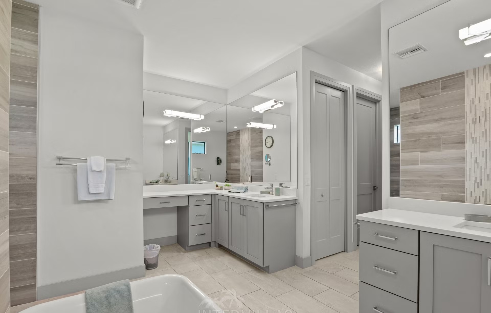 Blick auf Kanal mit privatem Dock, Tiki-Hut und Kajak.