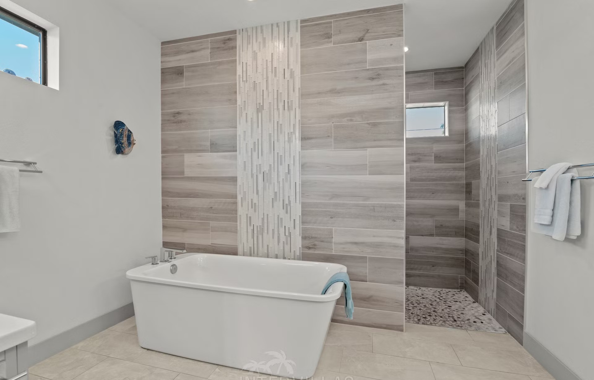 Dock mit Tiki-Hut am Kanal, daneben ein Kajak.