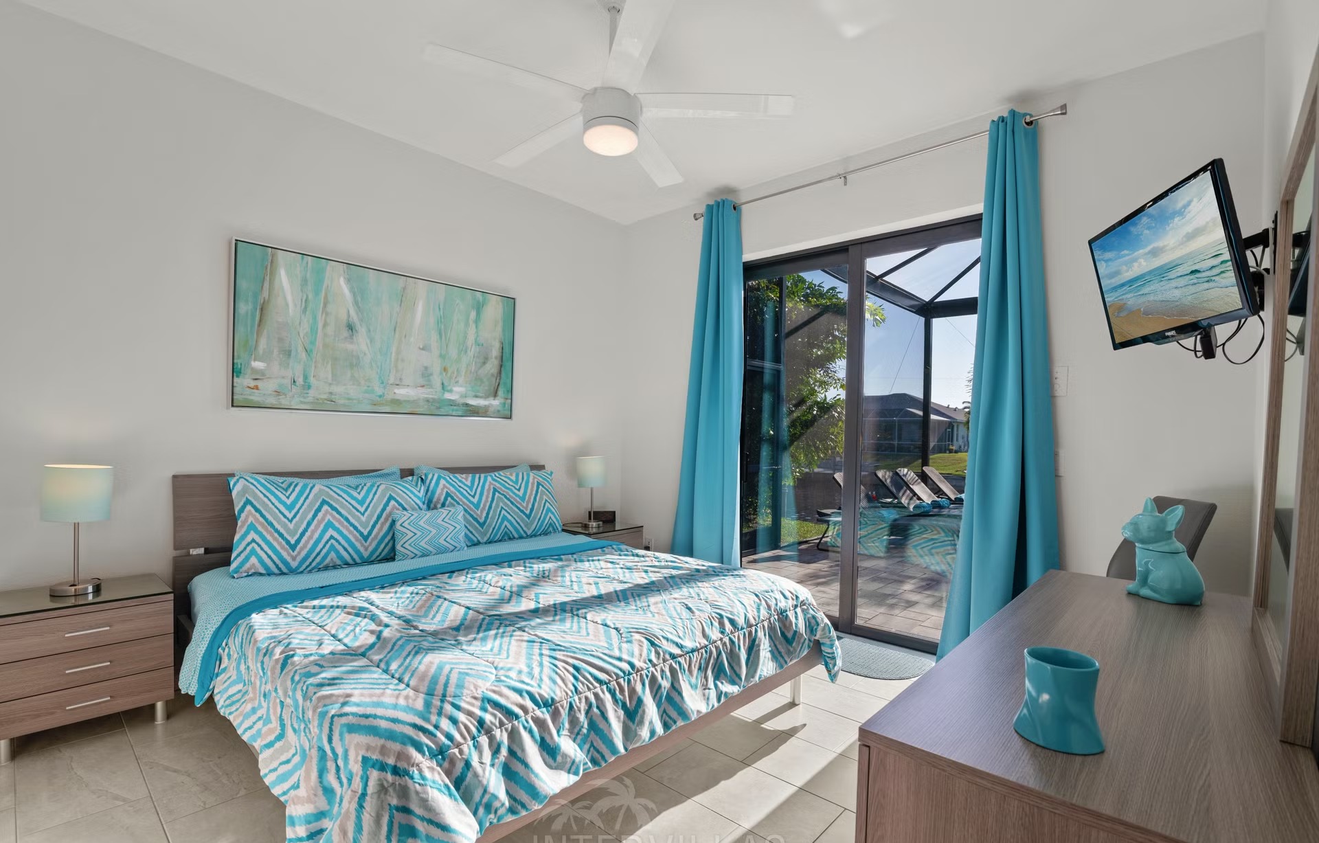 Blick auf Kanal mit privatem Dock, Tiki-Hut und Kajak.