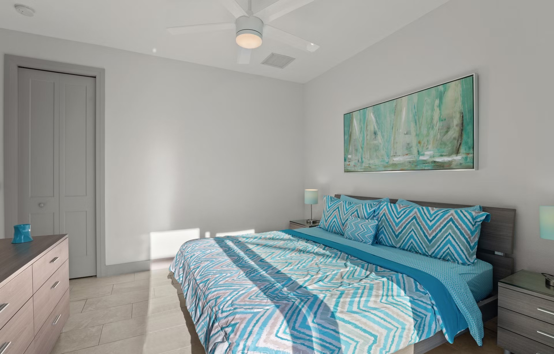 Dock am Kanal mit Tiki-Hut und Kajak.