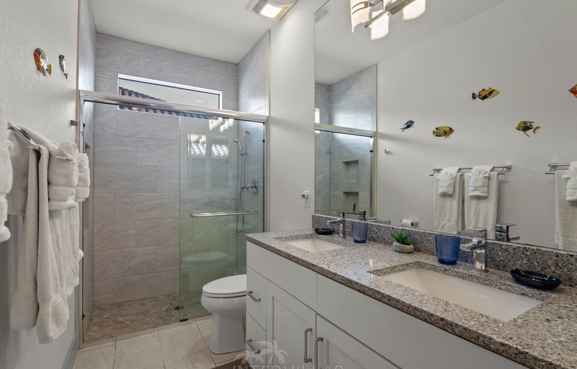 Blick auf den Kanal mit privatem Dock, Tiki-Hut und Kajak.