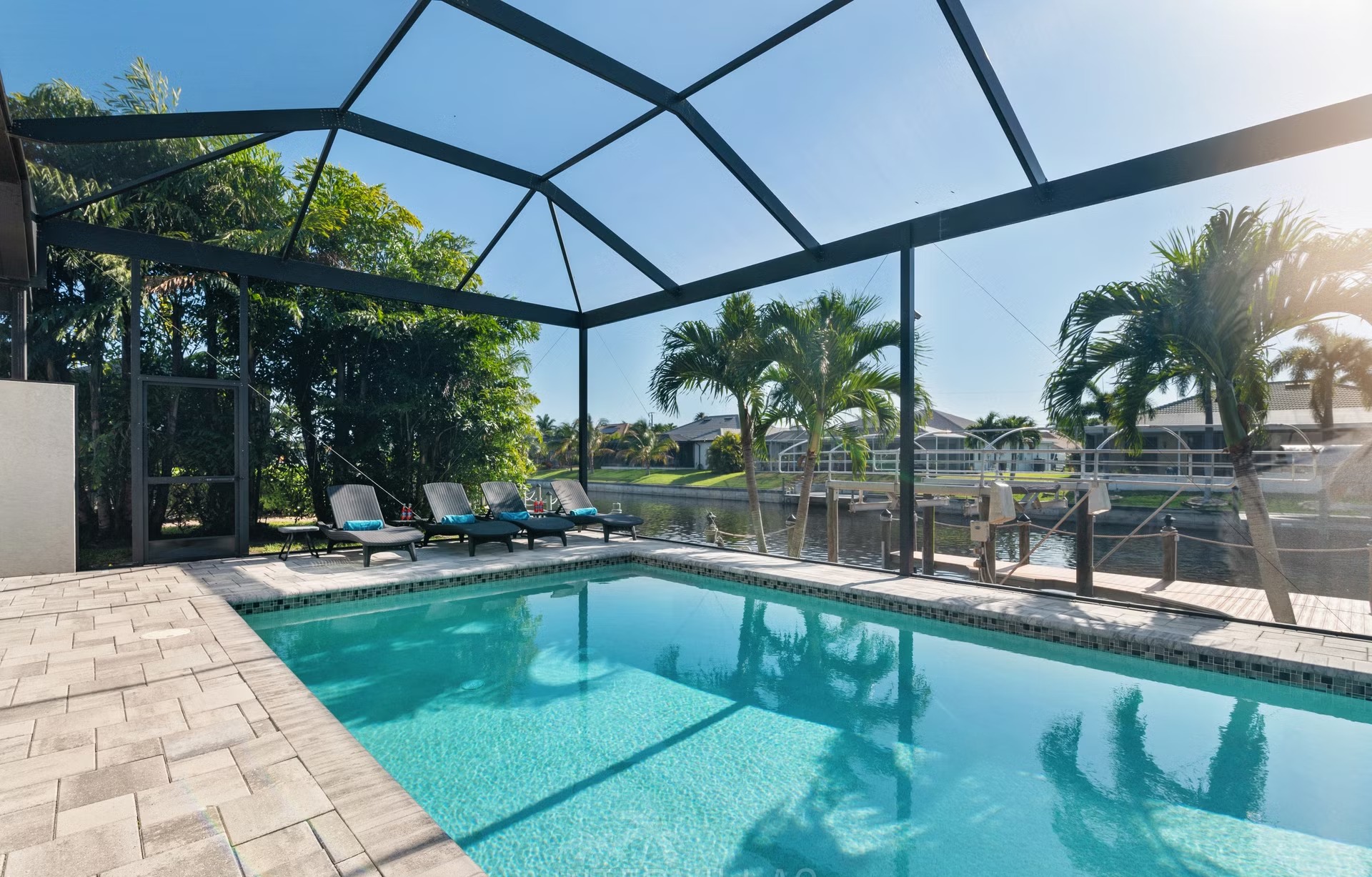 Dock am Kanal mit Tiki-Hut und Kajak.