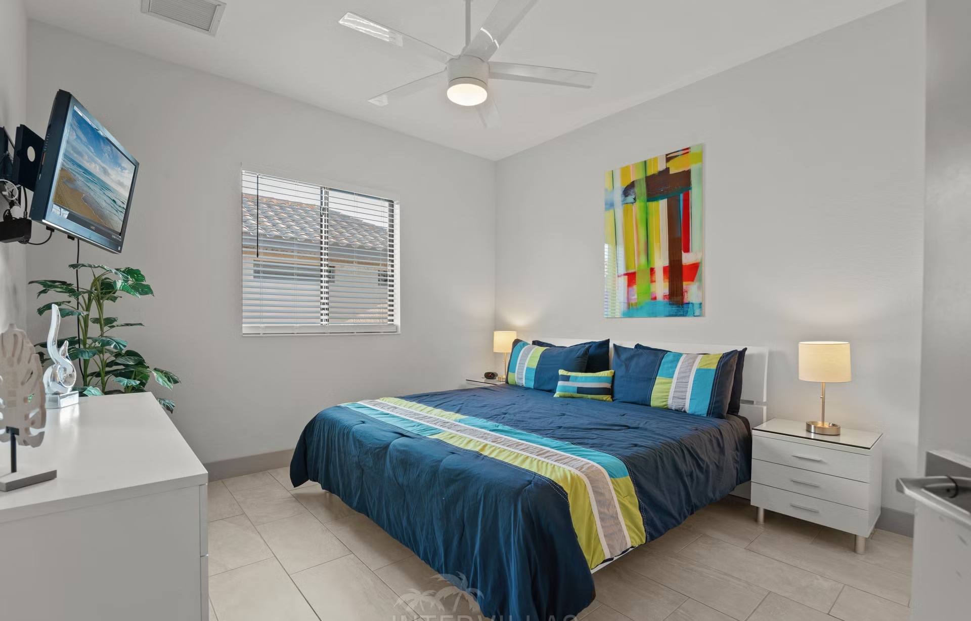 Dock am Kanal mit Tiki-Hut und Kajak.