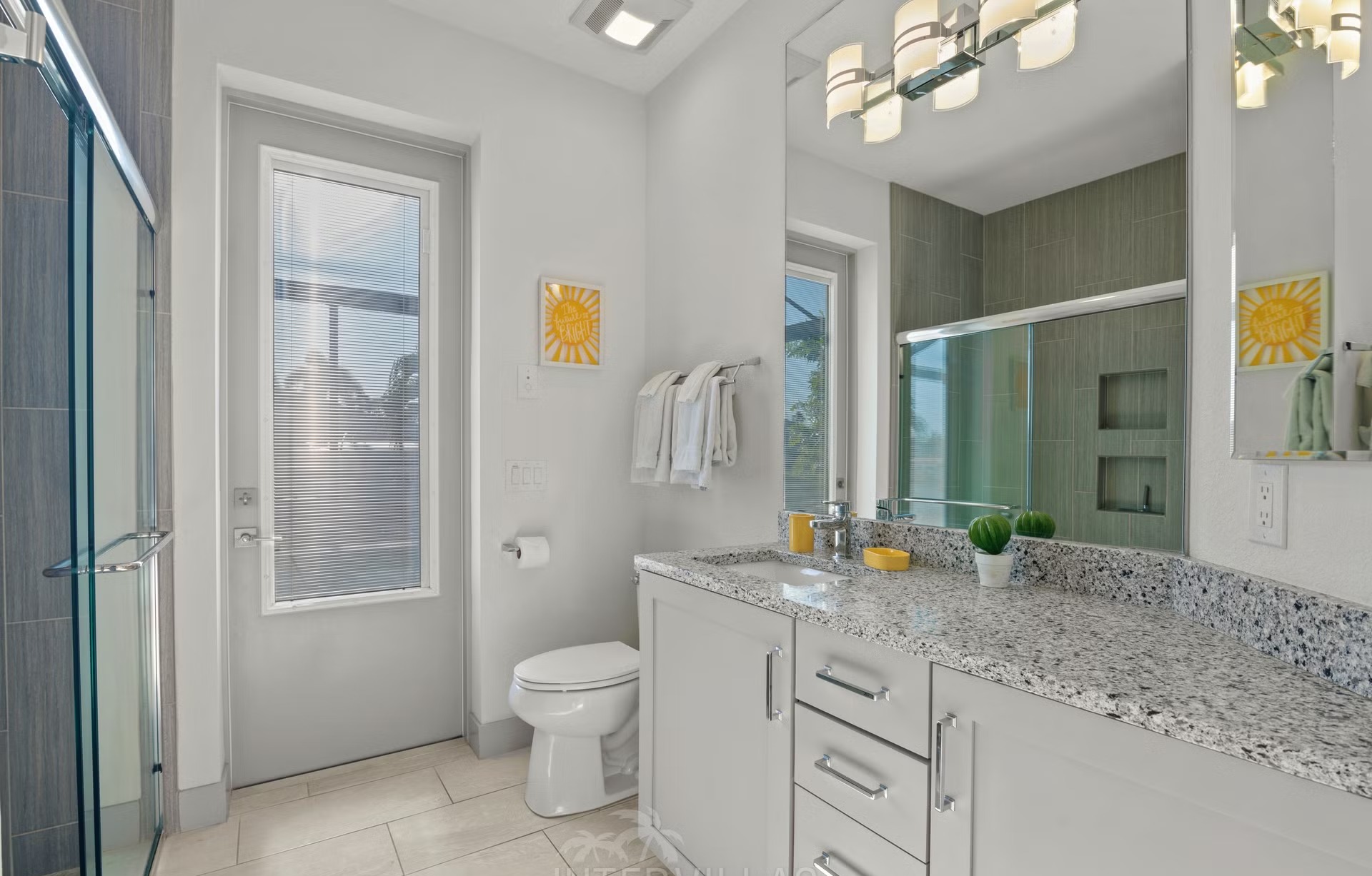 Dock am Kanal mit Tiki-Hut und Kajak.