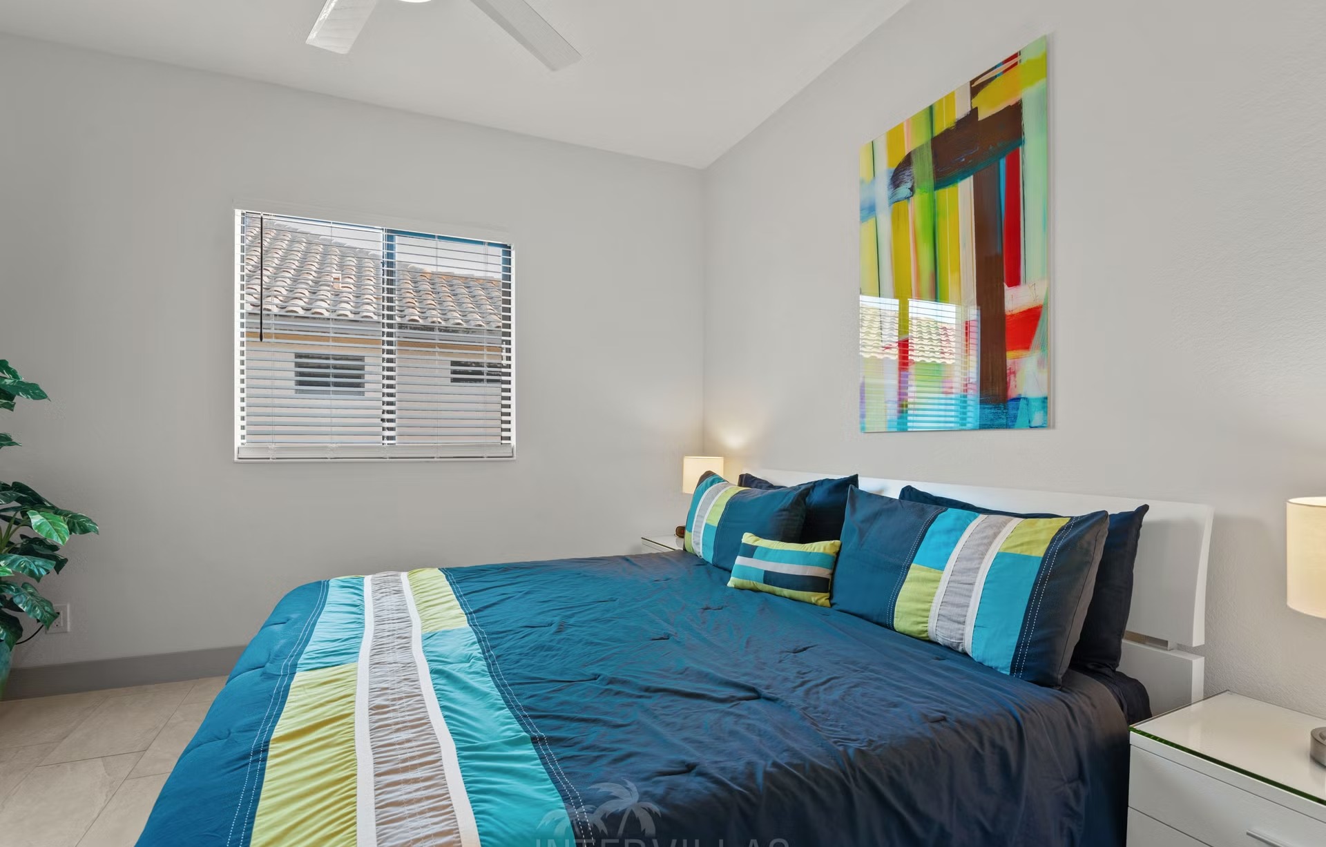 Blick auf den Kanal mit privatem Dock, Tiki-Hut und Kajak.