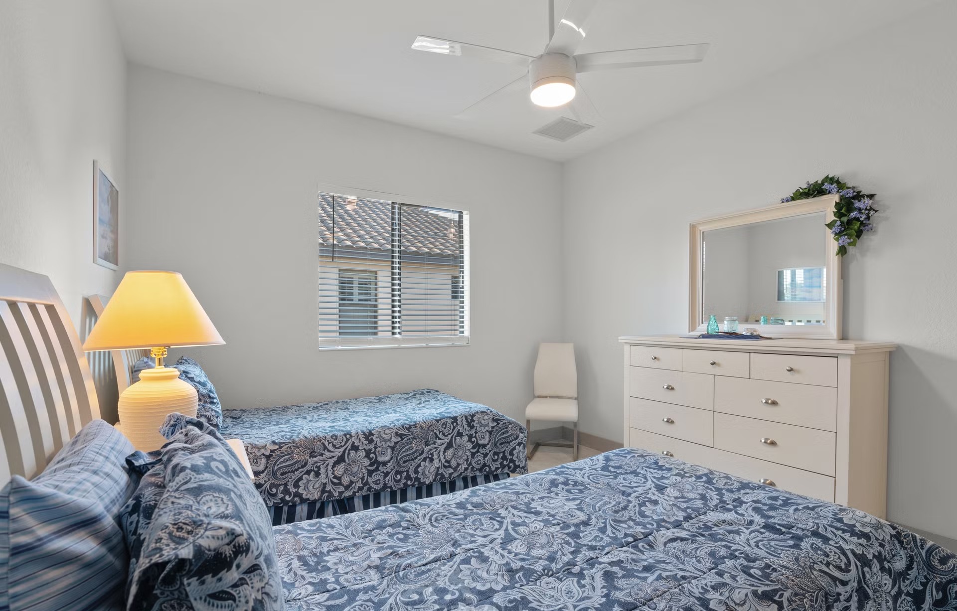 Dock mit Tiki-Hut am Kanal mit Kajak und Wasserblick.