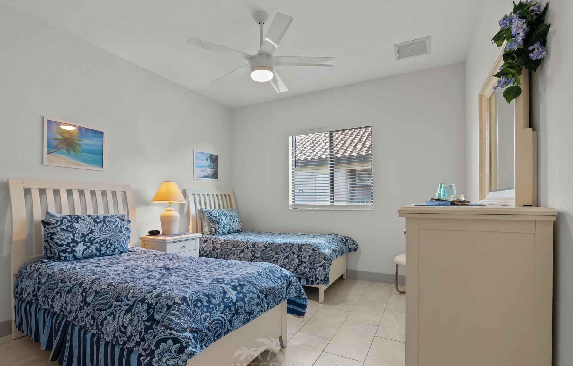 Dock am Kanal mit Tiki-Hut und Kajak.