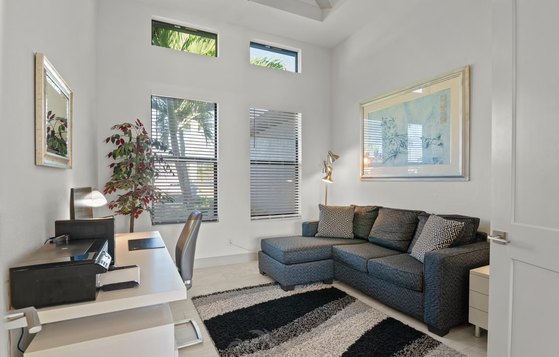 Blick auf den Kanal mit privatem Dock, Tiki-Hut und Kajak.