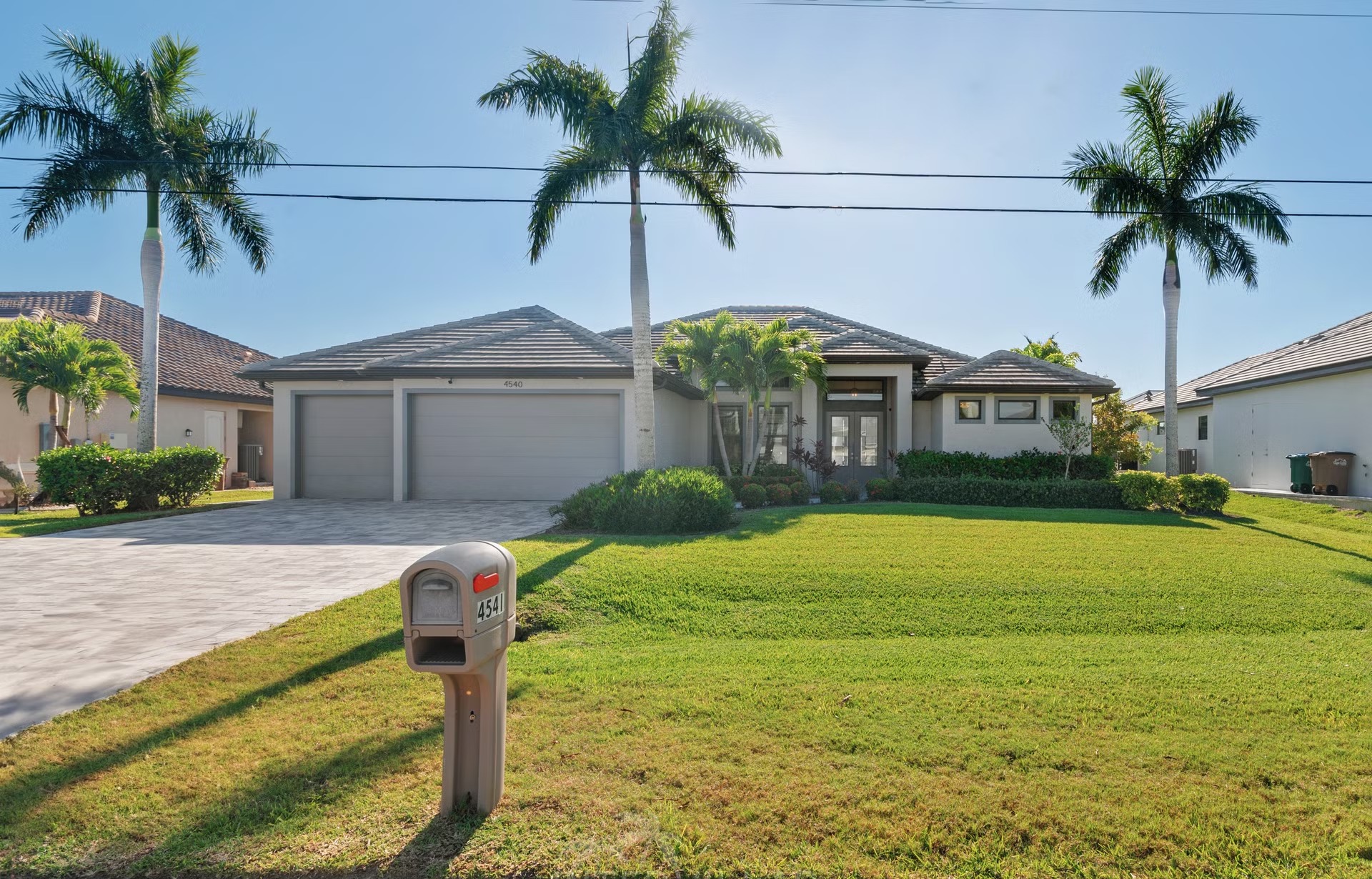 Blick auf Kanal mit privatem Dock, Tiki-Hut und Kajak.