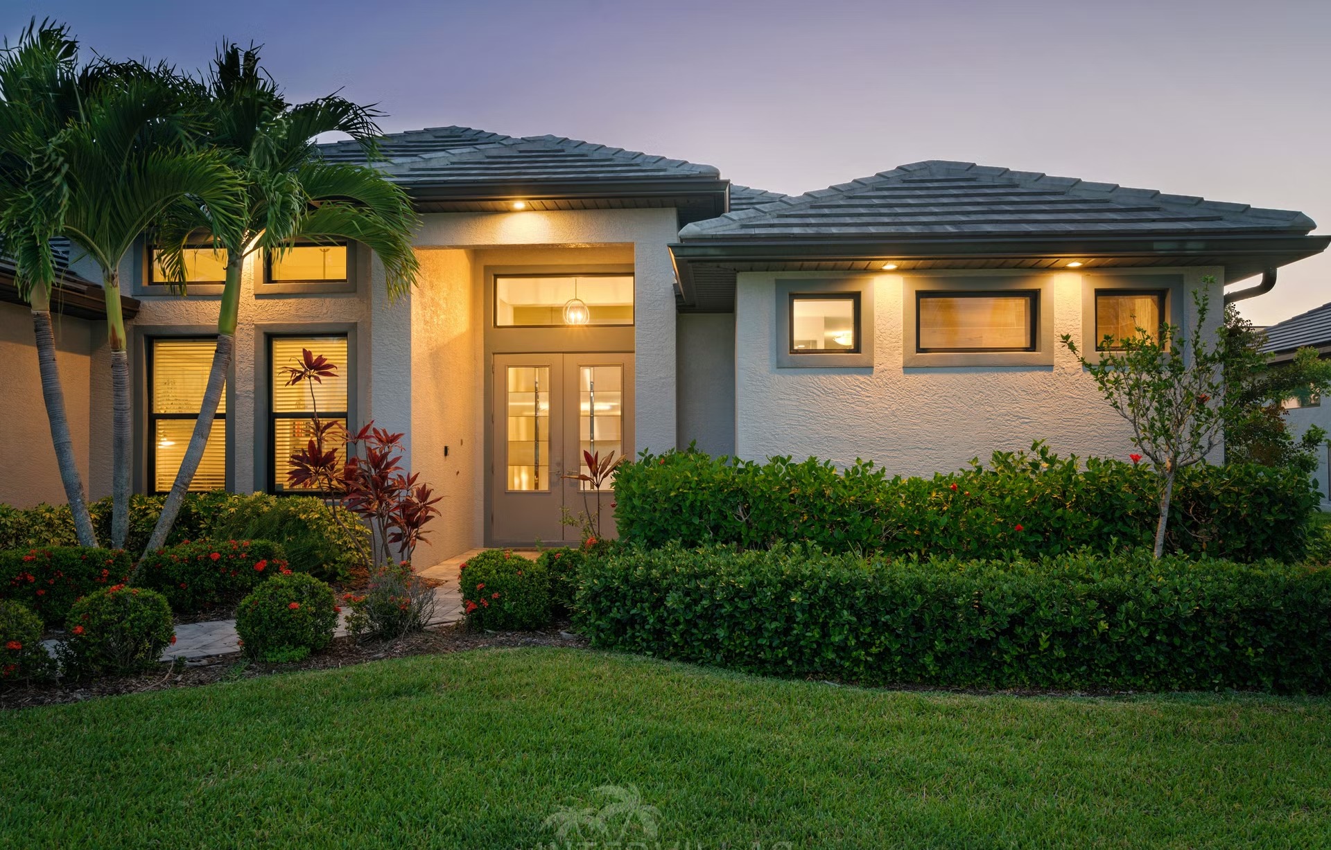 Dock am Kanal mit Tiki-Hut und Kajak, Blick aufs Wasser.