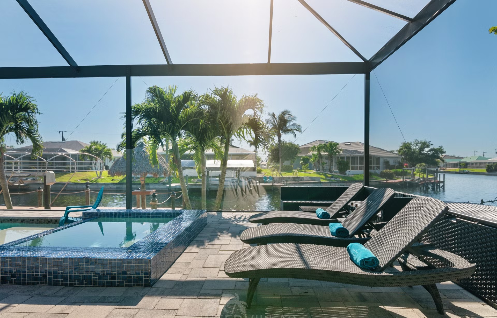 Dock am Kanal mit Tiki-Hut und Kajak.