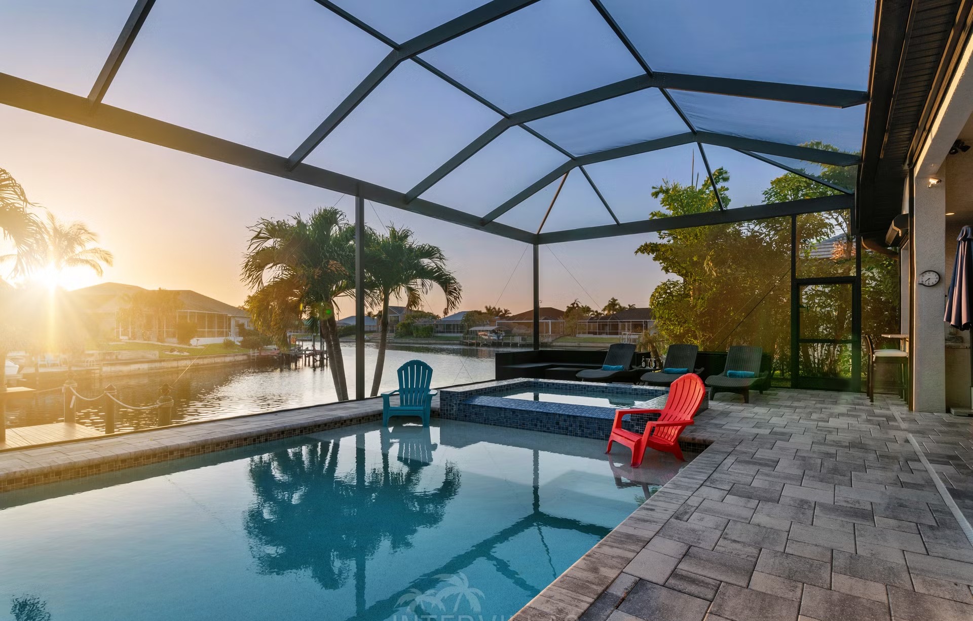 Dock am Kanal mit Tiki-Hut und Kajak.