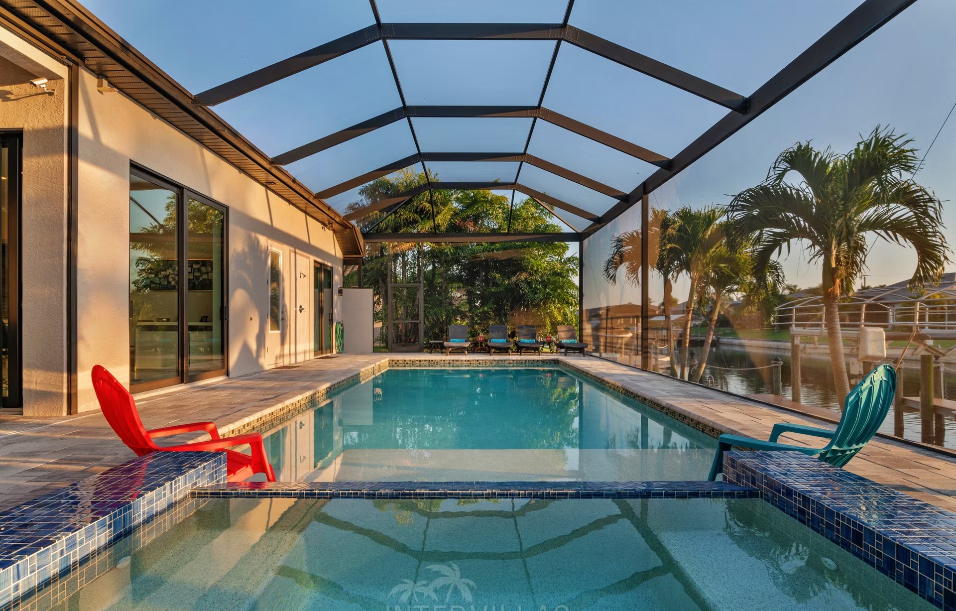 Blick auf Kanal mit privatem Dock und Tiki-Hut.