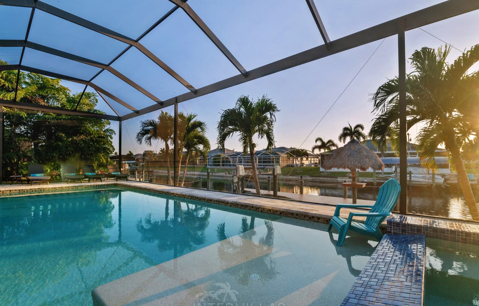 Blick auf den Kanal mit privatem Dock, Tiki-Hut und Kajak.