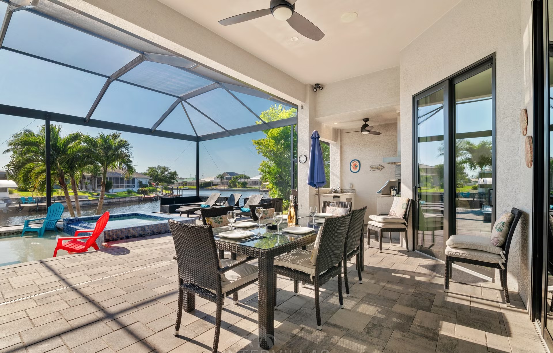 Blick auf den Kanal mit privatem Dock, Tiki-Hut und Kajak.