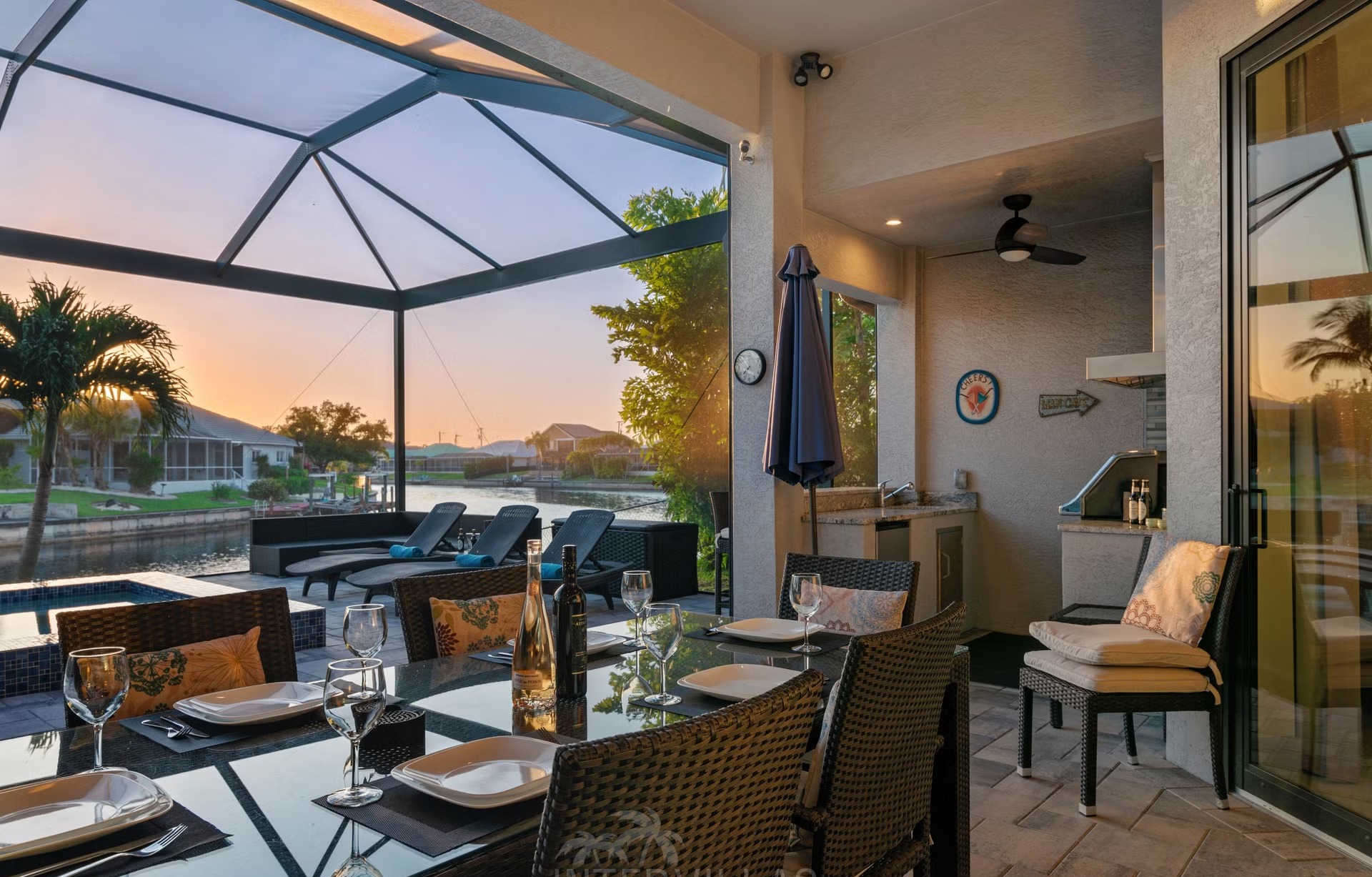 Dock am Kanal mit Tiki-Hut und Kajak.