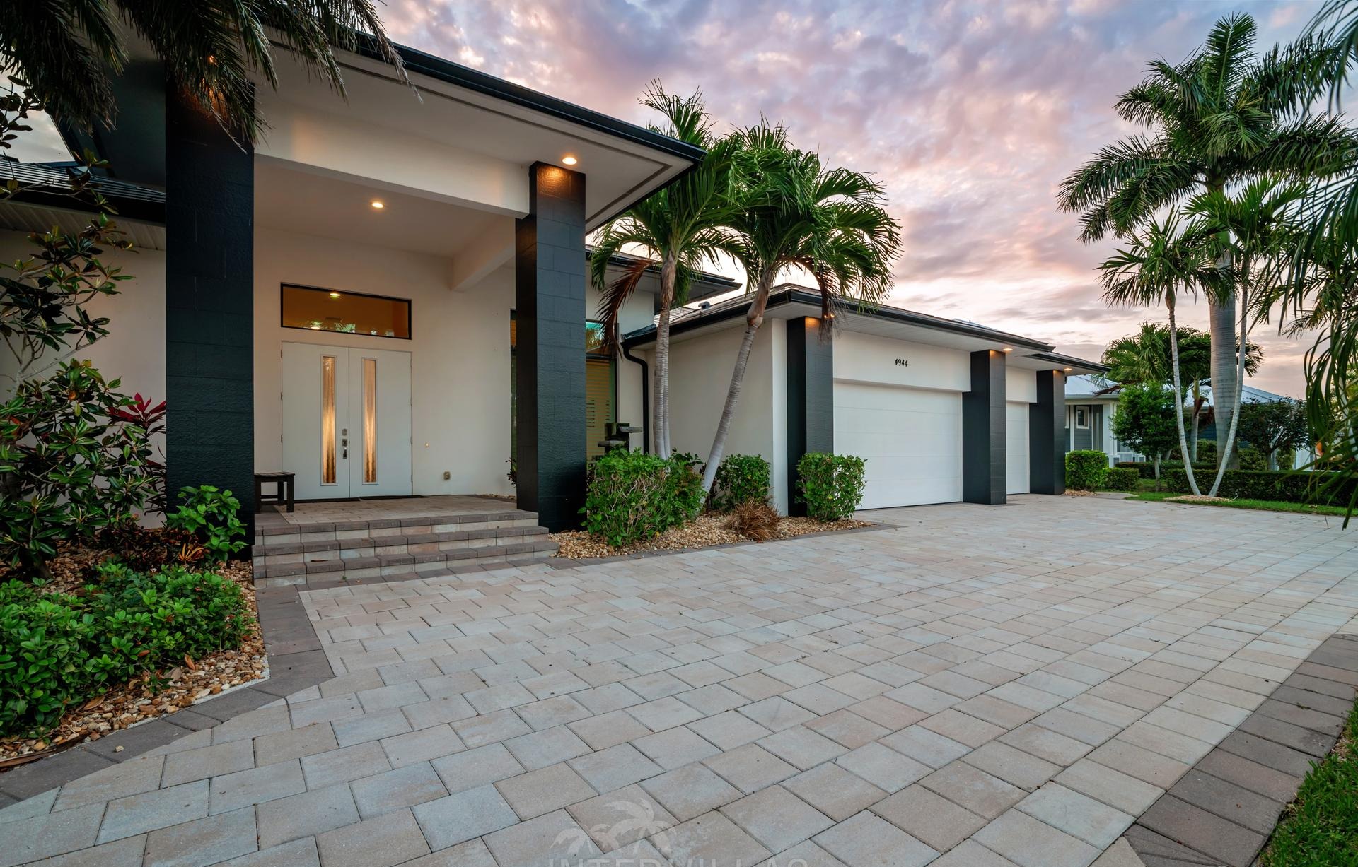 Energieneutral mit Tesla Solar Roof, Infinity-Pool+Spa, Bootsdock