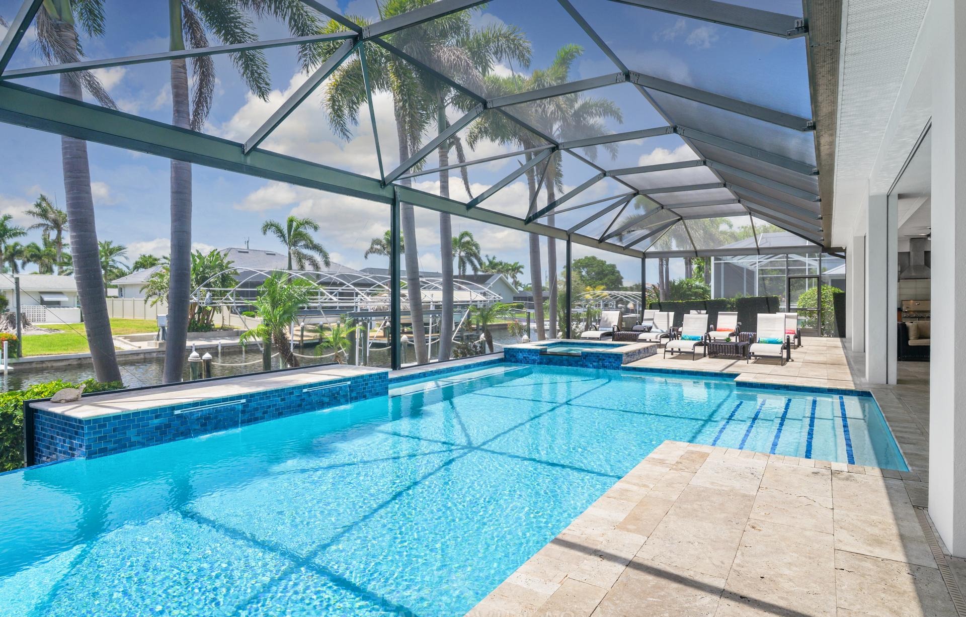 Infinity-Pool und Outdoor-Spa am Wasser mit privatem Bootsdock.