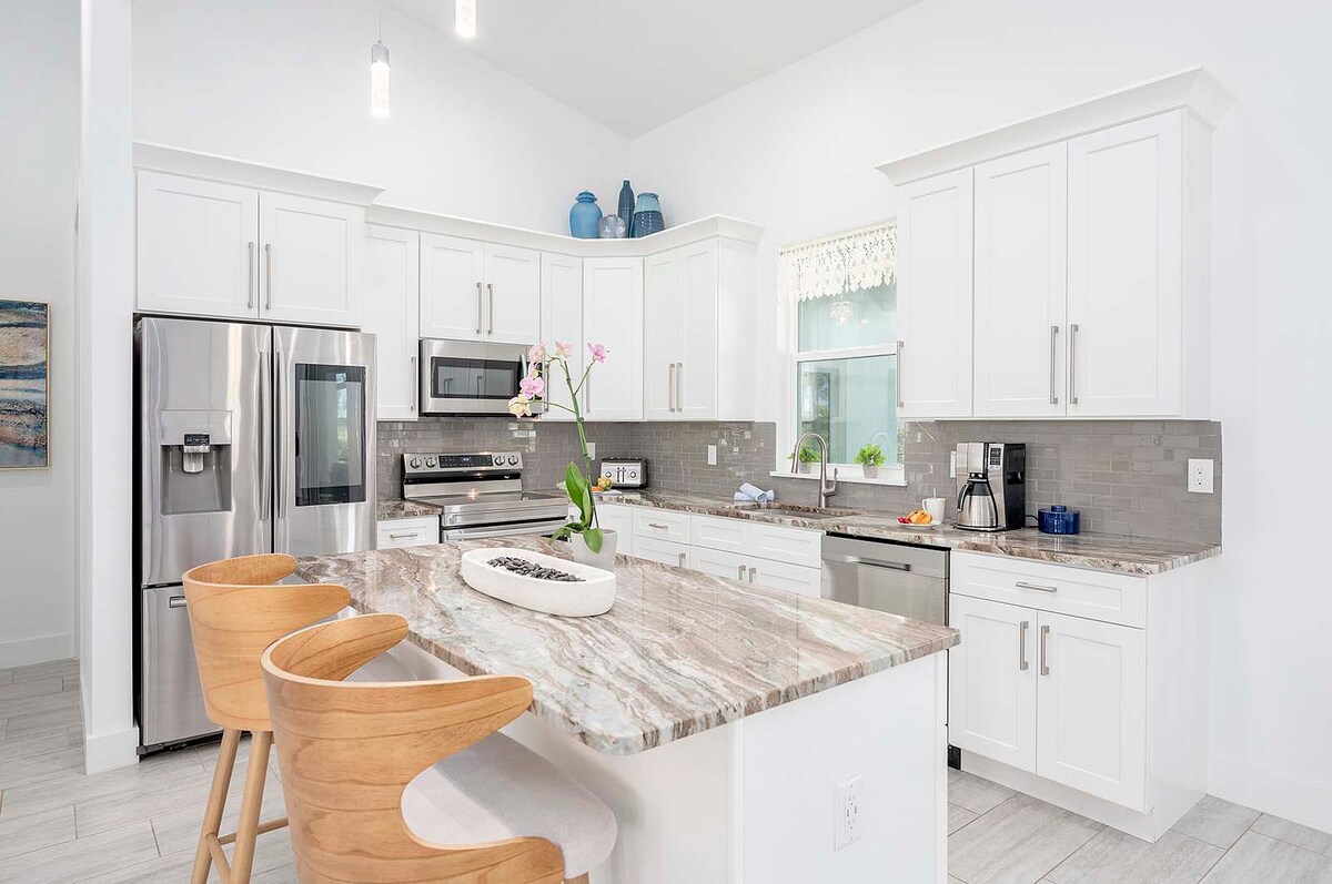 Beheizter Pool mit Lanai und Sitzbereich im Außenbereich.