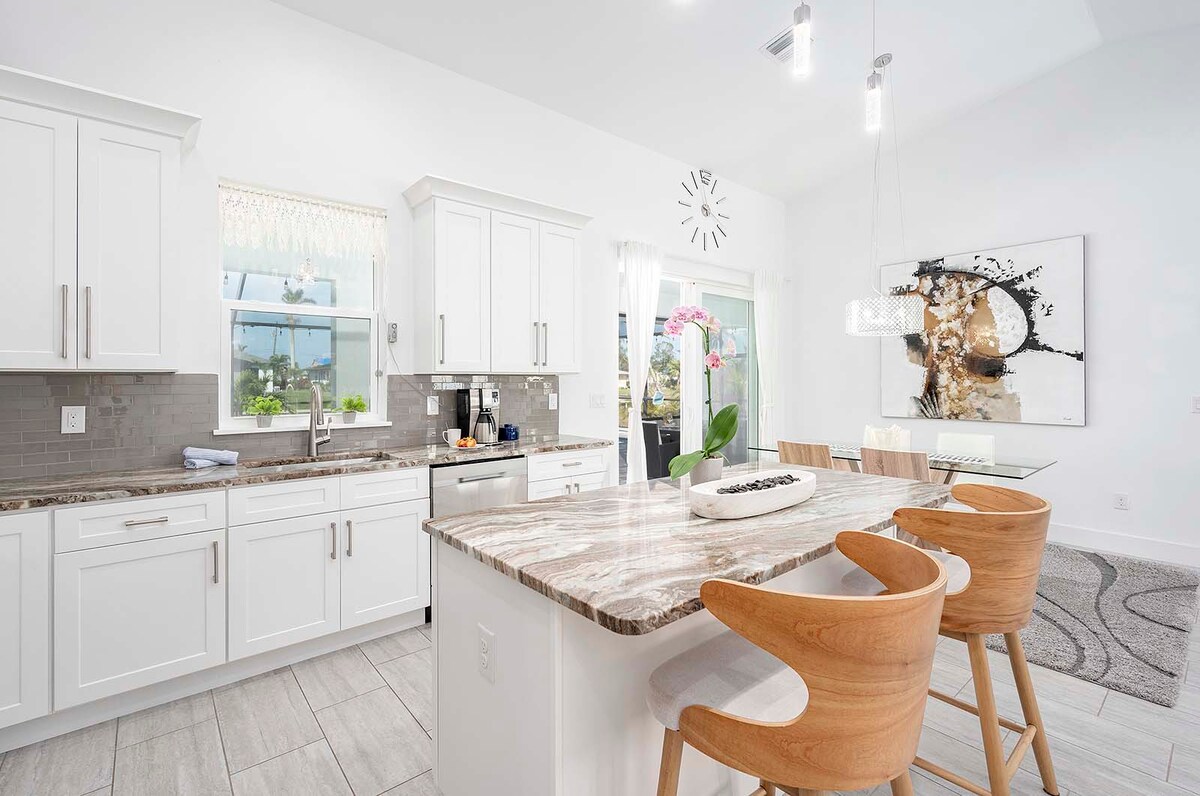 Beheizter Pool mit Lanai und Sitzbereich im Außenbereich.