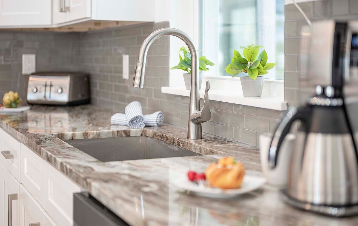 Beheizter Pool mit Lanai und Sitzbereich im Außenbereich.