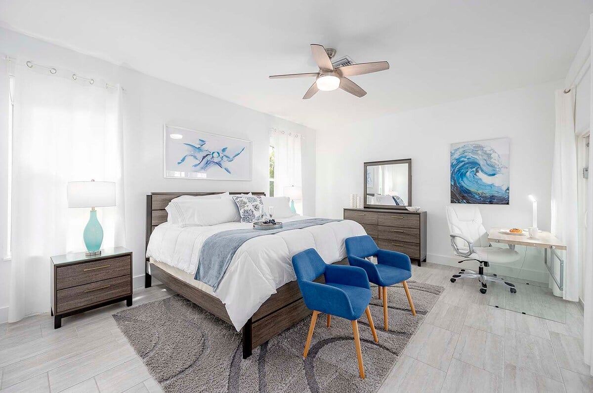 Beheizter Pool mit Lanai und Sitzbereich im Außenbereich.