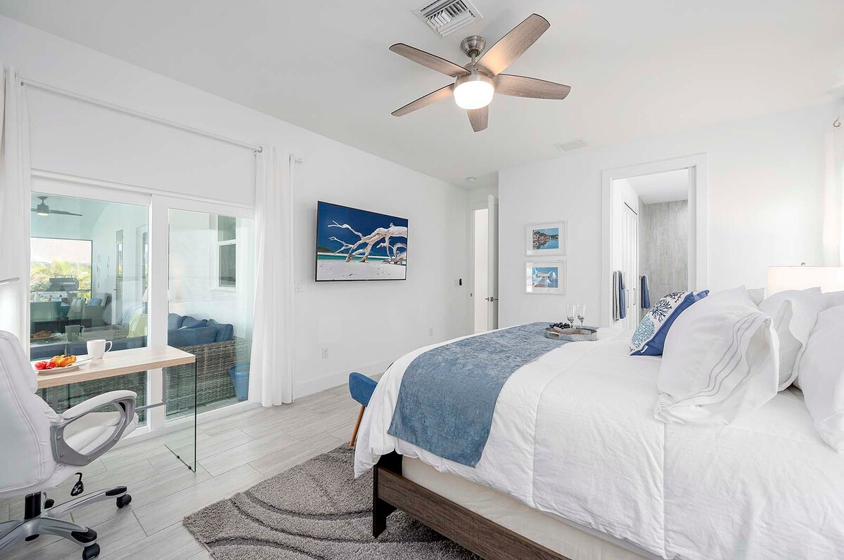 Beheizter Pool auf der Lanai mit Sitzbereich und Blick in den Garten.