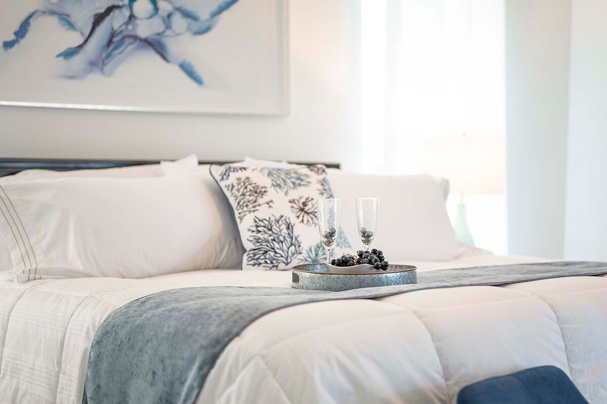 Beheizter Pool mit Lanai und Sitzbereich im Außenbereich.