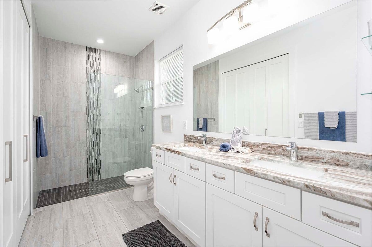 Beheizter Pool mit Lanai und Sitzbereich im Außenbereich.