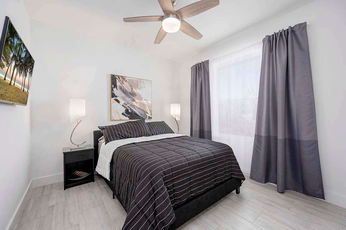 Beheizter Pool mit Lanai und Sitzbereich im Außenbereich.