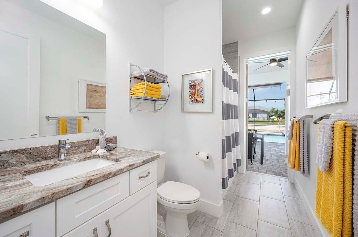 Beheizter Pool mit Lanai und Sitzbereich im Außenbereich.