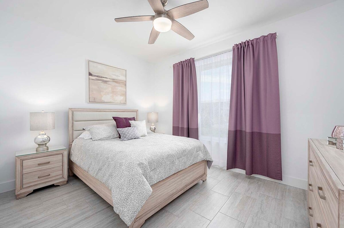 Beheizter Pool mit Lanai und Sitzbereich im Außenbereich.