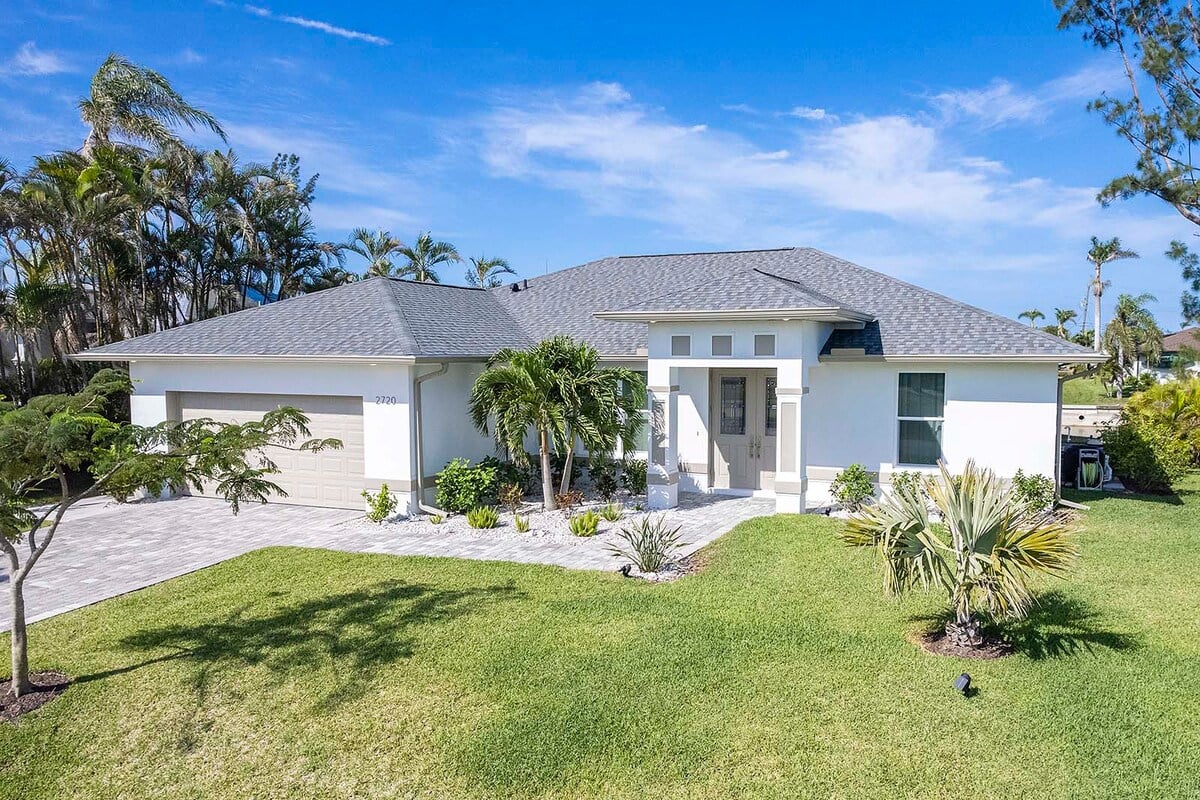 Beheizter Pool mit Lanai und Sitzbereich im Außenbereich.